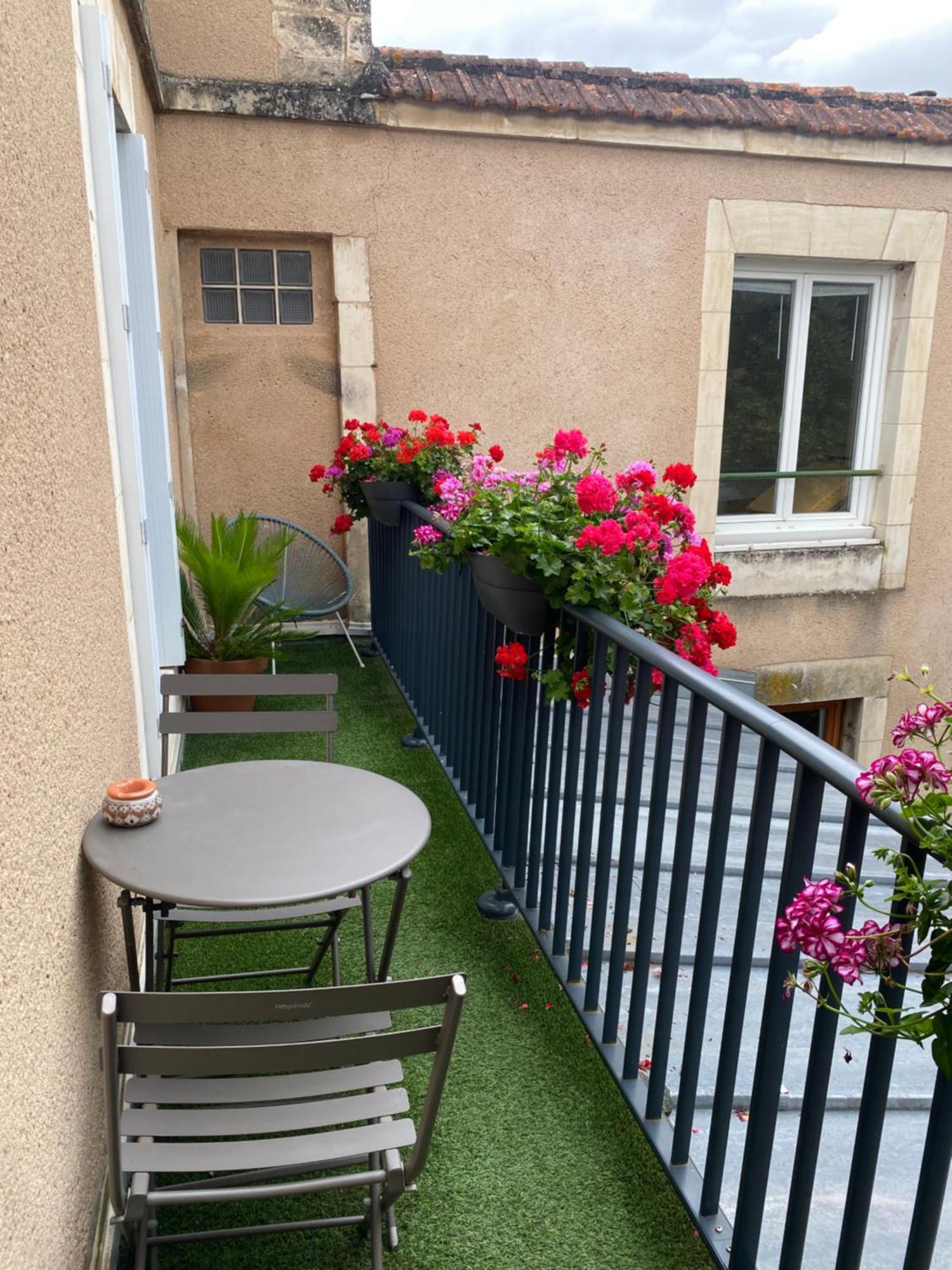 • Bel Appartement - Centre Historique De Poitiers Exterior photo